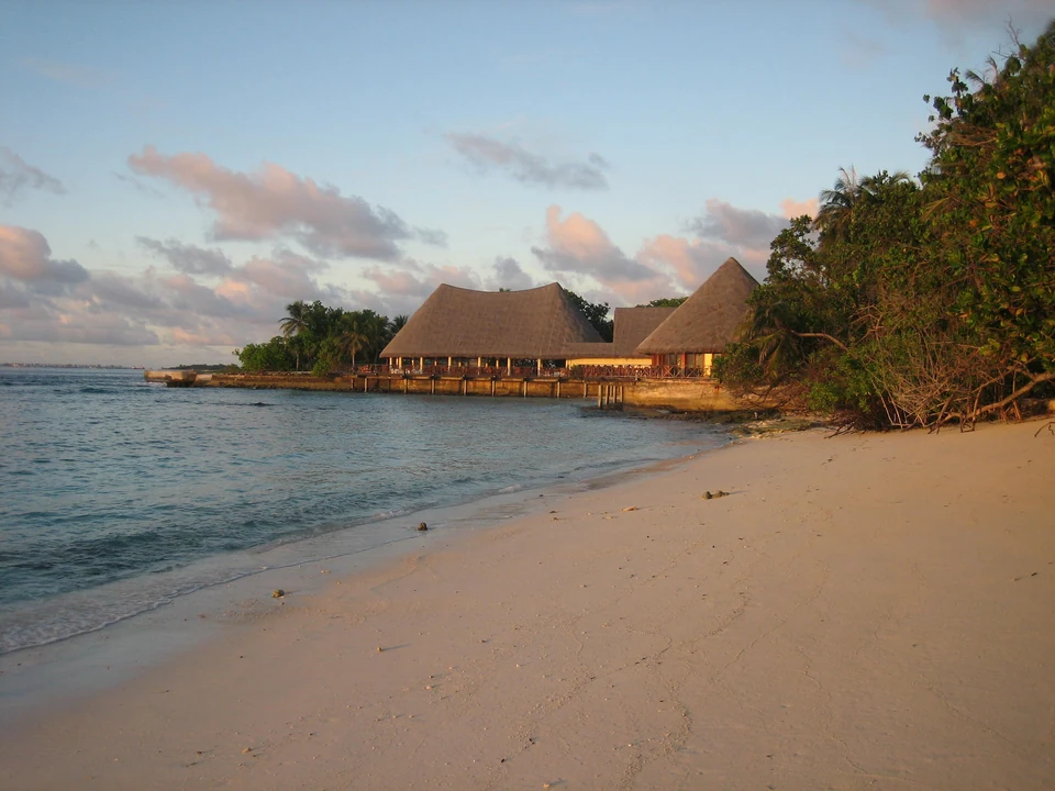 Постройки у берега Bandos Maldives на архивном снимке 2007 года