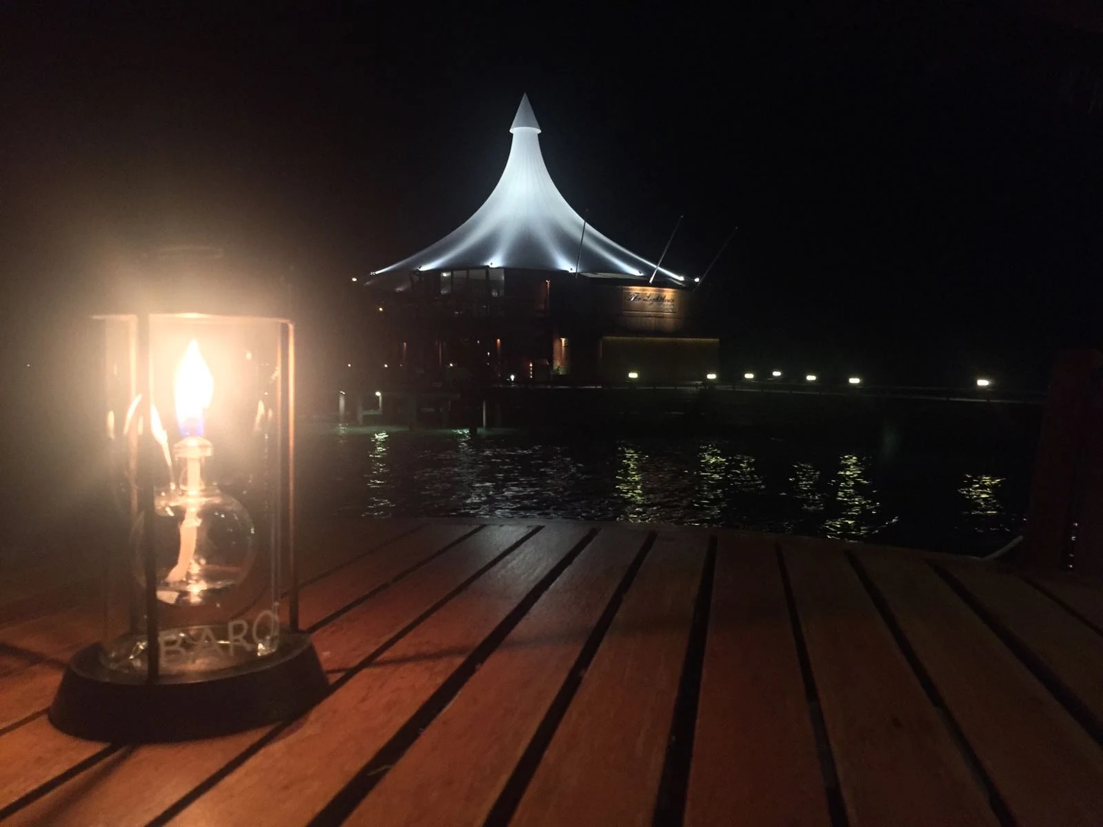 Ресторан Lighthouse в Baros ночью, архив 2016 года