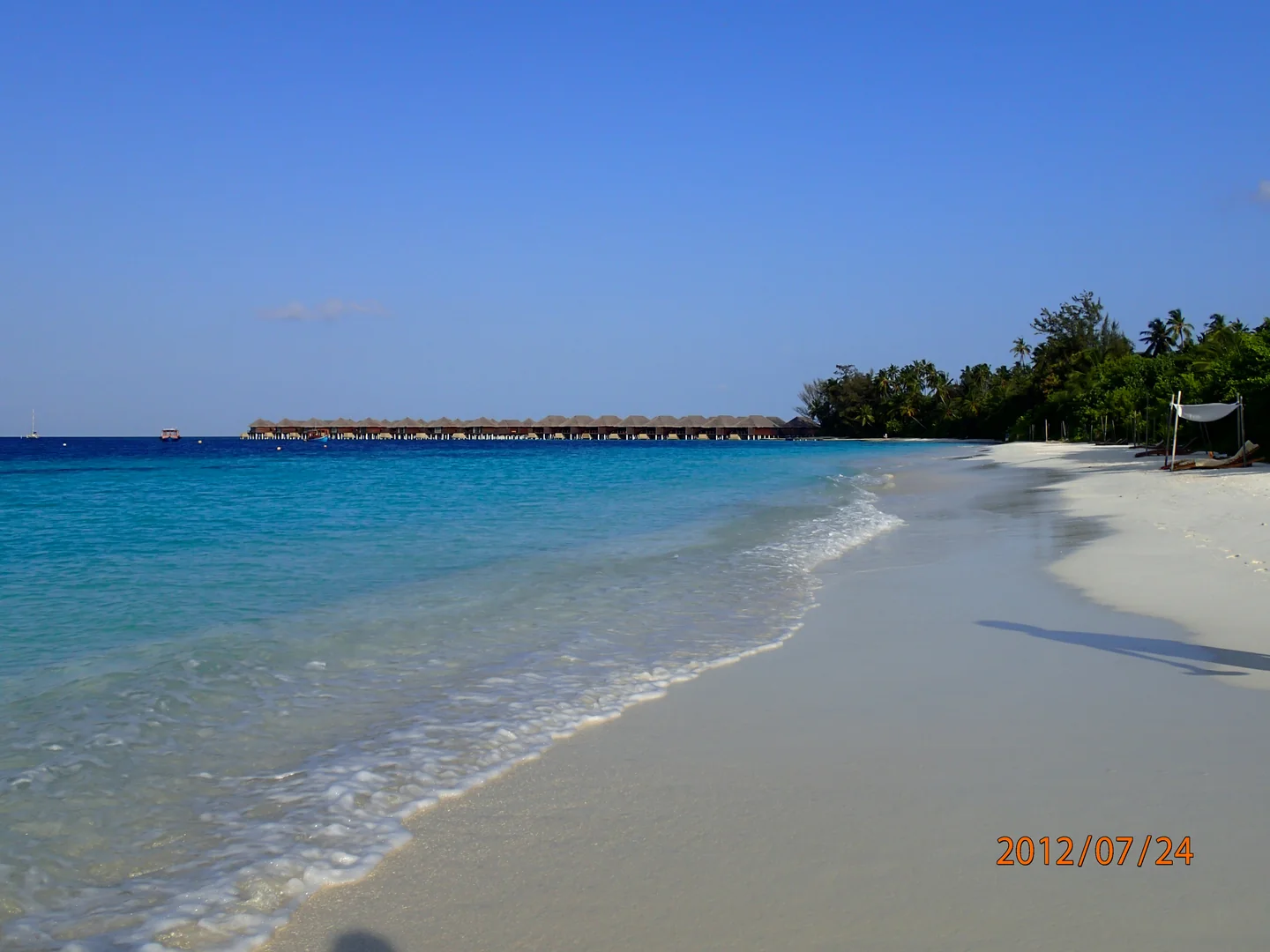 Архивный снимок пляжа Coco Bodu Hithi и водных вилл, июль 2012 года