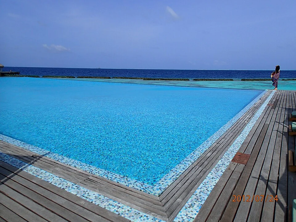 Бассейн Coco Bodu Hithi у океана, архивный снимок июля 2012 года