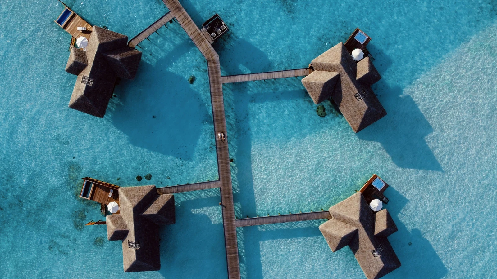 Водные виллы и деревянные пирсы Conrad Maldives Rangali Island, вид сверху