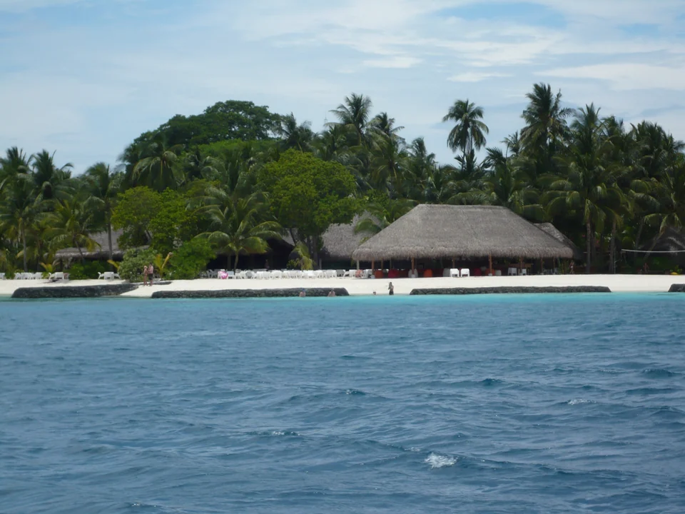 Пляж и бар на Kuramathi в 2008 году