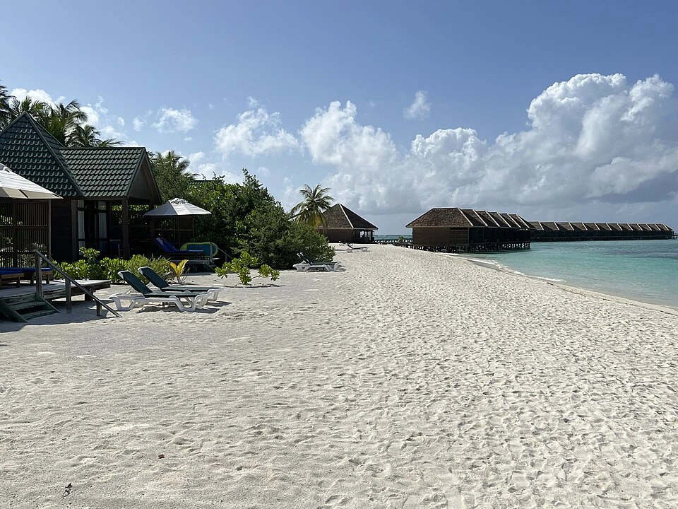 Пляжные и водные виллы Meeru Maldives на архивном снимке 2022 года