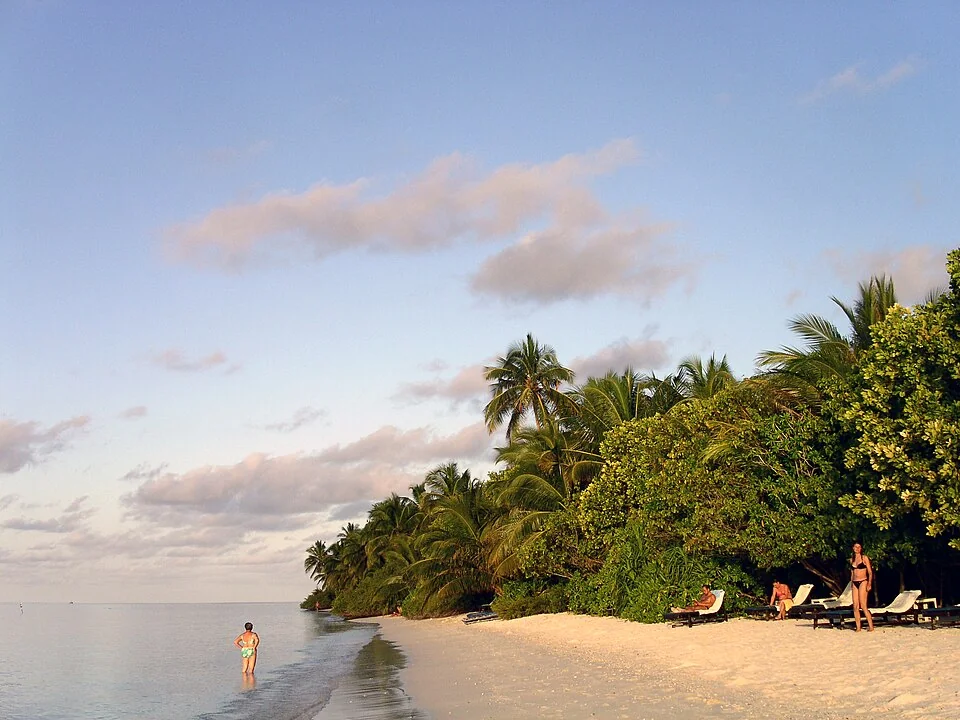 Северный пляж Vilamendhoo с отдыхающими, архивный снимок августа 2004 года