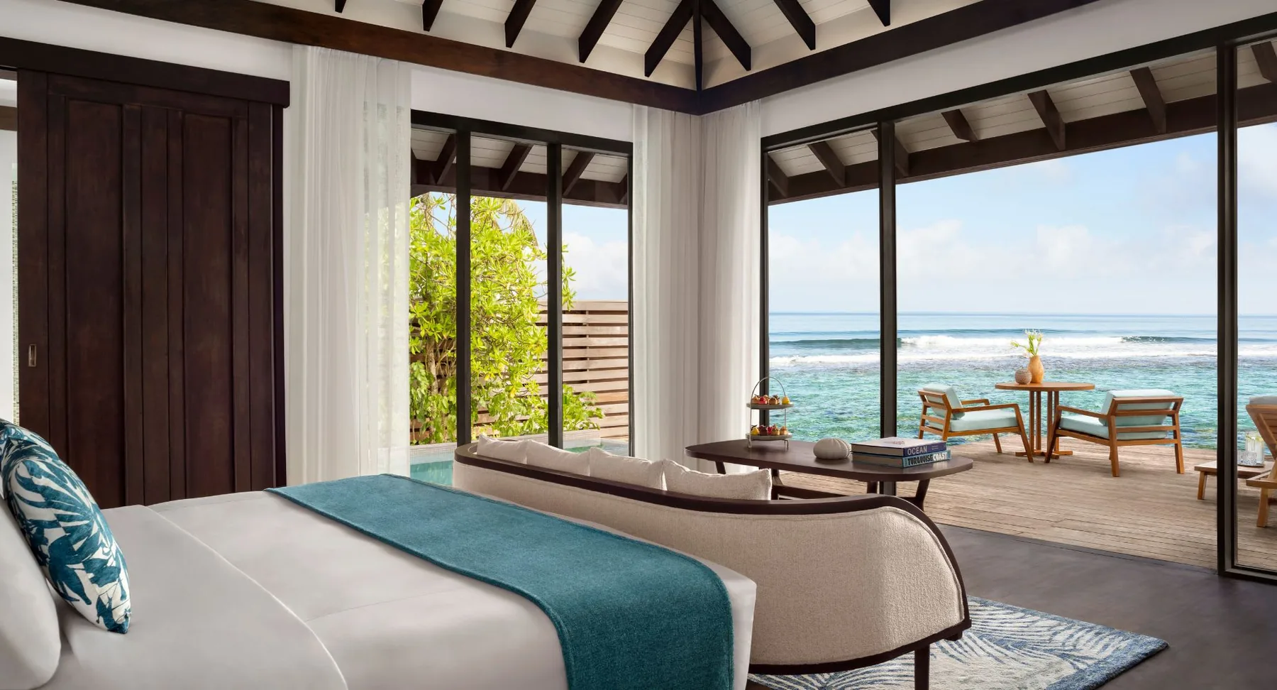 Anantara Veli Maldives Resort — Спальня виллы